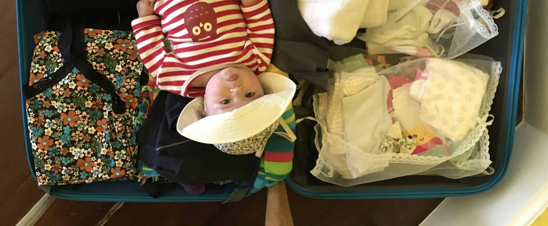 Guia com tudo que a mala do bebê precisa ter em uma viagem