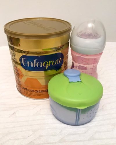 Leite em pó e mamadeira em viagens de avião