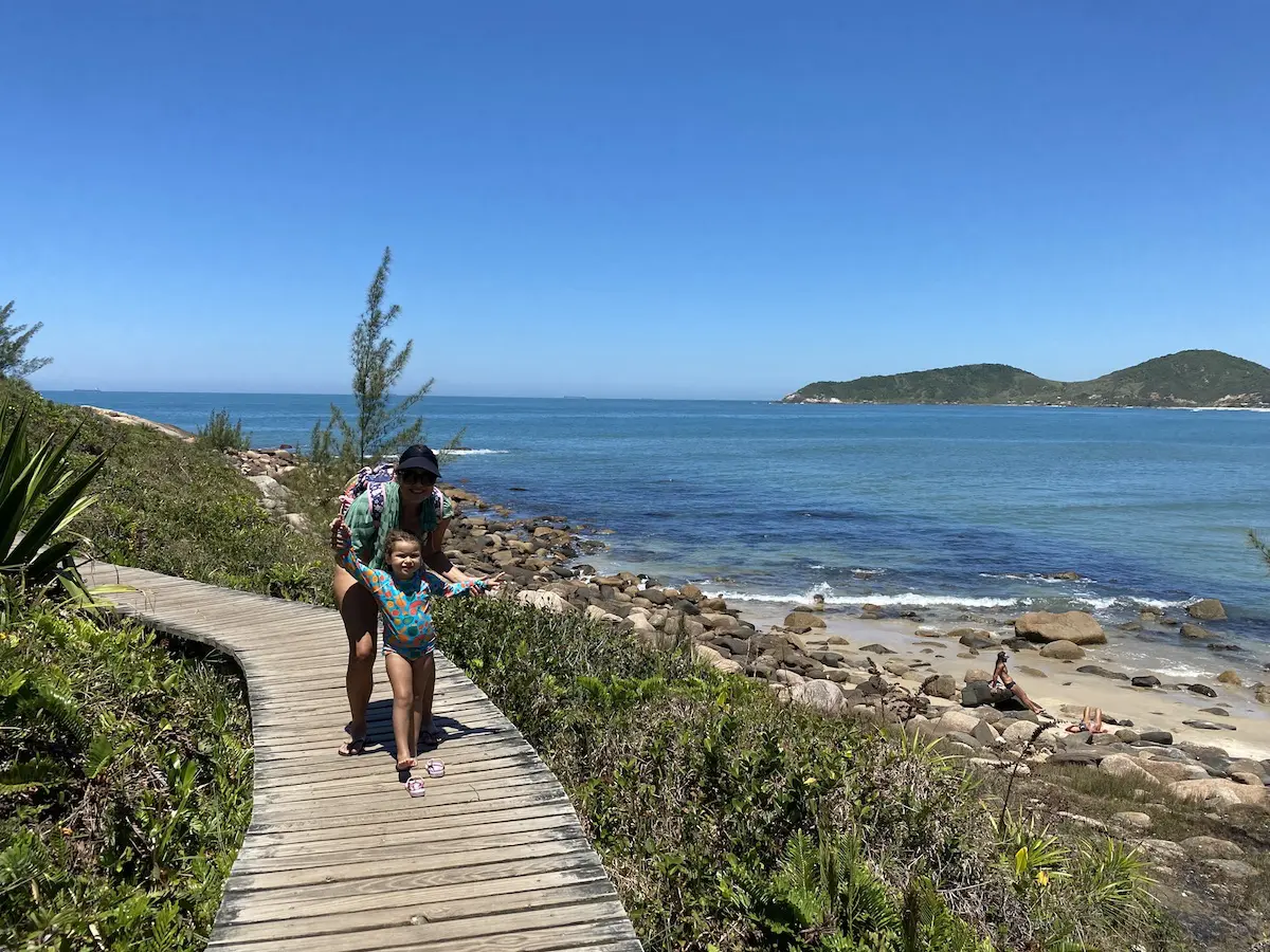 Descubra como encontrar uma piscina natural na praia do rosa