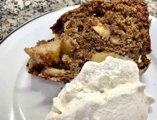 Em casa: receita de bolo de maçã delicioso e com ingredientes saudáveis