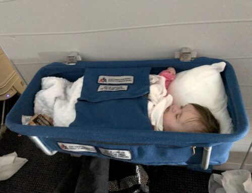 Dicas sobre berço e cadeirinhas para percursos de avião com bebês