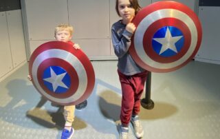 Exposição Marvel Vingadores S.T.A.T.I.O.N com crianças em SP