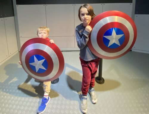 Exposição Marvel Vingadores S.T.A.T.I.O.N com crianças em SP