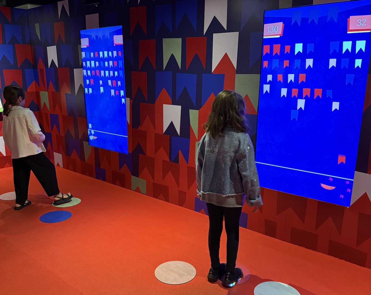 São Paulo: exposição do Volpi com crianças no Farol Santander