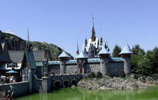 Disneyland Paris: nova área de Frozen com crianças